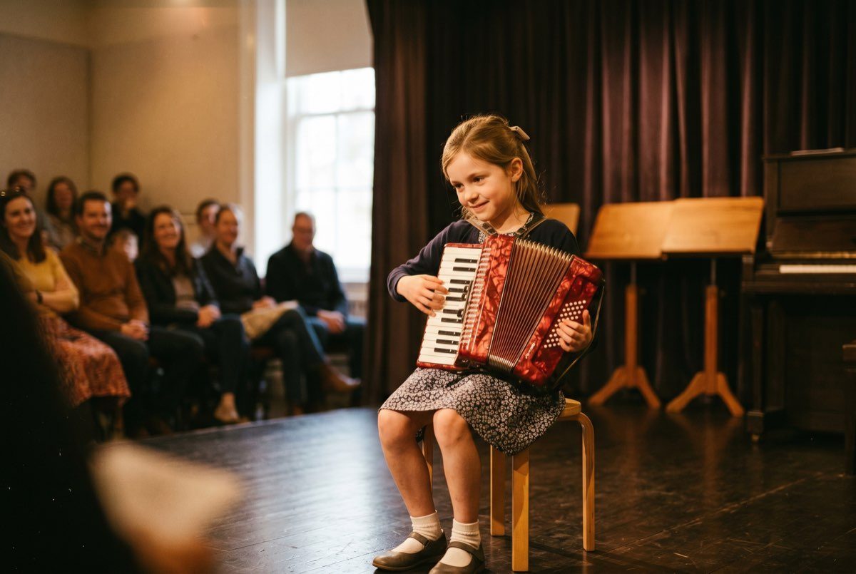 Emma, 9 ani, plângea înainte de orice prezentare la școală. La primul recital de acordeon, am crezut că nu va urca. A urcat. Și totul s-a schimbat.